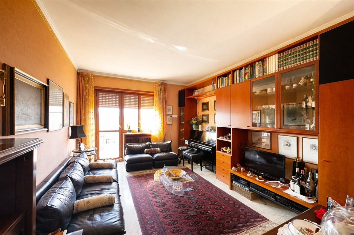 MONCALIERI - AMPIO QUADRILOCALE CON DOPPI SERVIZI E BOX AUTO